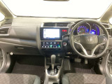 車内は光触媒抗菌消臭施工済です。インパネ周りはスタイリッシュなデザインです。グローブボックスやカップホルダーのほかにトレーなどたくさんの収納スペースが付いています。