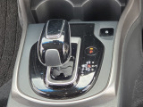 運転席より操作性の良いシフトレバーと、オートエアコンのスイッチ等の画像です。