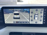 アラウンドビューモニターが進化して3D表示ができるようになりました!混雑する駐車場などでもクルマの周囲が8つの視点から見えるので、安心して発進できます。