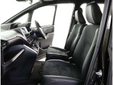 高いホールド性で運転姿勢が安定します。長距離ドライブでも疲れにくいのが魅力です。快適なドライビングライフをお送りください♪