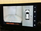 【パノラミックビューモニター】車を真上から見た状態をナビに映し出し、駐車時などをサポート☆クルマの斜め後ろなど、目が届きにくい箇所も確認できるため、いち早く障害物に気が付くことができます!