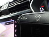 居眠り運転やわき見運転など、万が一車両が道路白線をはみだしそうになると、車がハンドルを自動修正してくれるアウディレーンアシストが装備されております。
