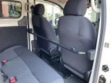 運転席後方には保護バーを装備。荷室とキャビネットを区切り、荷物の積載時にも安心です。
