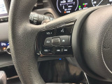 ステアリングにオーディオ操作スイッチが付いています。オーディオ画面に直接タッチしなくても操作が出来ますので、運転に集中できます。