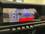 サラウンドビューモニターは、車両周囲のカメラ映像を合成し、上から見たように表示して駐車や安全確認を支援する機能です。