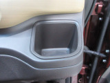 運転席右側のドリンクホルダーです。