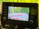 【バックカメラ】駐車時に後方がリアルタイム映像で確認できます。大型商業施設や立体駐車場での駐車時や、夜間のバック時に大活躍!運転スキルに関わらず、今や必須となった装備のひとつです!