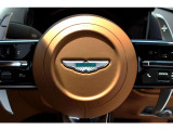 DB12には安全機能も標準装備しております。前後の衝突軽減ブレーキ、レーンキープアシスト、アダプティブクルーズコントロール、ブラインドスポットアシスト、ブレーキホールド、速度リミッター