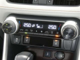 【オートエアコン】車内温度を感知して自動で温度調整をしてくれるのでいつでも快適な車内空間を創り上げます!どの席に座っても快適なドライブが楽しめます♪
