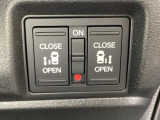 リアドアは乗り降りに便利な両側電動スライドドアです。また運転席に座っていながらスイッチ操作で自在にスライドドアを開け閉めできます。