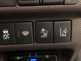 Hondaセンシング用の、VSA(ABS+TCS+横滑り抑制)解除と路外逸脱抑制機能のオンオフスイッチなどはハンドルの右側に装備しています。
