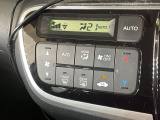 【オートエアコン】一度お好みの温度に設定すれば、車内の温度を検知し風量や温度を自動で調整。暑い&hellip;寒い&hellip;と何度もスイッチ操作をする必要はありません。快適な車内空間には必須の機能ですね♪