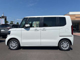 乗り降りのイメージが湧く左側面。ドア面の通りやスライド有無、小キズの出やすい部分も確認◎。