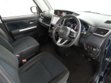 シンプルで使いやすいデザインの運転席です。