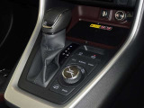 電動パーキングブレーキ・ブレーキホールドを装備してます。ホールド機能は信号待ちが多い一般道で疲労軽減になり、大好評です!