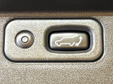 【パワーバックドア】スマートキーや運転席のボタンを押すだけでリアゲートが自動で開閉します!荷物を持っている時や、高い位置にあるバックドアを閉める際に便利な機能です♪