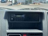 スピーカー内蔵のAM/FMラジオが装備されてます。