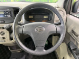 インテリアに合わせたデザインのステアリングは、運転される方のことも考え、運転しやすい形状、大きさです。是非一度、実際に触ってお確かめください。