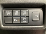 運転席脇のクラスタースイッチ部分にはカメラ切り替えスイッチ、パーキングセンサーOFFその他走行系スイッチを集中配置しております。電動リアゲートの開閉スイッチも大きく配置しています!