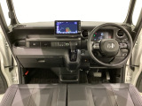 車内は光触媒抗菌消臭施工済です。インパネ周りはスタイリッシュなデザインで機能や装備も充実しています。グローブボックスやカップホルダーのほかにトレーなどたくさんの収納スペースが付いています。