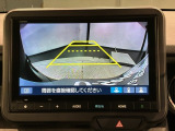リバースギアに入れるだけで後方の表示へ切り替わります。夜間や雨の日の駐車も楽になりますよ。