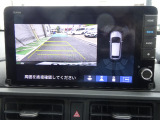 【リアカメラ】後方確認をサポートします。ギヤをR(リバース)に入れると、自動的にナビ画面が切り替わります。