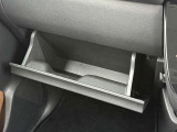 車検証などが収納できるグローブボックスも完備!