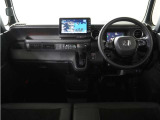 ◆視界広々で非常に運転しやすくロングドライブでも疲れを感じさせないすっきりとまとまったインパネ周りです。