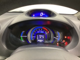 上部にデジタルのスピードメーターを、真ん中にはタコメーターを大きく配したハイブリット車専用のメーターです。中央のサブデスプレイで燃費や動力伝達などの情報が見れるようになっています。
