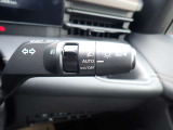 オートライト機能が装備されており暗い場所に入ると車両が検知しライトのON・OFFを自動的に切り替えてくれますので非常に便利な装備です♪