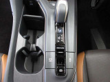 スムーズな操作で快適に運転を楽しめるよう、シフトポジションを電動で制御するエレクトロシフトマチックを採用
