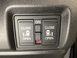 リアドアは乗り降りに便利な両側電動スライドドアです。また運転席に座っていながらスイッチ操作で自在にスライドドアを開け閉めできます。