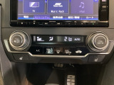 【オートエアコン】季節を問わず、乗る人全員が心地よく過ごせる温度を自動で作り出します。いつでも安定した快適さを提供してくれる、ドライブの強い味方です。