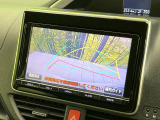 【バックカメラ】駐車時に後方がリアルタイム映像で確認できます。大型商業施設や立体駐車場での駐車時や、夜間のバック時に大活躍!運転スキルに関わらず、今や必須となった装備のひとつです!