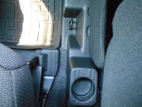 運転席への足元へ物が落ちるのを防ぐ防止板付き☆ドリンクホルダー付いています♪