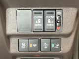 両側電動スライドドアは運転席から操作ができるよう、操作スイッチが付いています。Hondaセンシング用のVSA(ABS+TCS+横滑り抑制)解除と路外逸脱抑制機能などのオンオフスイッチも装備しています。