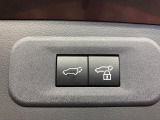 【パワーバックドア】スマートキーや運転席のボタンを押すだけでリアゲートが自動で開閉します!荷物を持っている時や、高い位置にあるバックドアを閉める際に便利な機能です♪