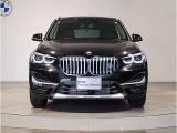 【BMWの伝統】BMWの特徴的な&ldquo;キドニーグリル&rdquo;は、80年以上続く伝統の形でございます。変わらないこだわりのデザインが、プレミアムブランド&ldquo;BMW&rdquo;を創り出します。