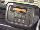 【オートエアコン】一度お好みの温度に設定すれば、車内の温度を検知し風量や温度を自動で調整。暑い&hellip;寒い&hellip;と何度もスイッチ操作をする必要はありません。快適な車内空間には必須の機能ですね♪