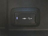 こちらのクルマはUSB接続コネクタも装備されています♪スマホの充電などにお使い下さい。ご旅行中での充電切れも、これなら心配いりませんね!