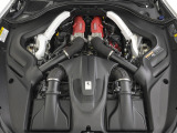 搭載されたV8ツインターボエンジンは620馬力(カタログ値)を発揮します。