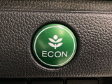 ECON モードをON にするとアクセルペダルの動きに対するエンジンの反応とエアコンの制御を切り換えることで、燃費のいい運転をするドライバーがペダルを踏んだ時と同じようにエンジンを制御します。