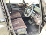 運転席はまっすぐな姿勢でシートに座り、足を自然に伸ばして操作できる位置各ペダルを配するという理想的なレイアウトを実現しています!