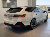ワゴンという実用性に加え、BMWらしいスポーティな雰囲気を纏った一台です。