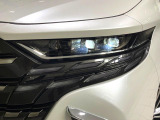 【LEDヘッドライト】悪天候や夜間走行時も良好な視界を確保し安心して運転できる高輝度LEDヘッドライトを装備!点灯速度が早く、消費電力も抑えられています。