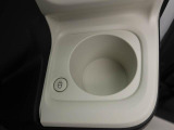 ホットドリンクをちょうどいい温度でキープしてくれる保温機能付きのホッとカップホルダー(前席)。ほっこり快適にドライブをサポート。