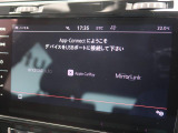 AppleCarPlay、Android Autoに対応。App-Connectを利用して、対応するアプリケーションを車載器の画面上で閲覧したり、音声で操作することが可能です。