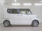 リアには左右スライドドアを採用。狭い駐車場でも開閉しやすく、強風の日でもドアが煽られにくくなっております。小さなお子さまやご年配の方も安心して乗り降りできます。
