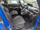 高めのヒップポイントで見晴らしが良く、運転もしやすいですよ☆運転席アームレストがついているので長距離運転時の疲労軽減になりますよ☆