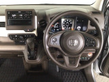 【ハンドル】運転にかかわる様々な操作を安全に行えるように視点移動が少なく操作性に配慮されたスイッチ類が凝縮されたコックピットです。